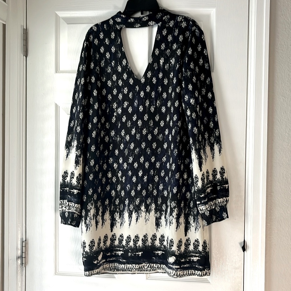 Super cute boho style fall/winter dress/tunic!! Excellent condition. Size small.